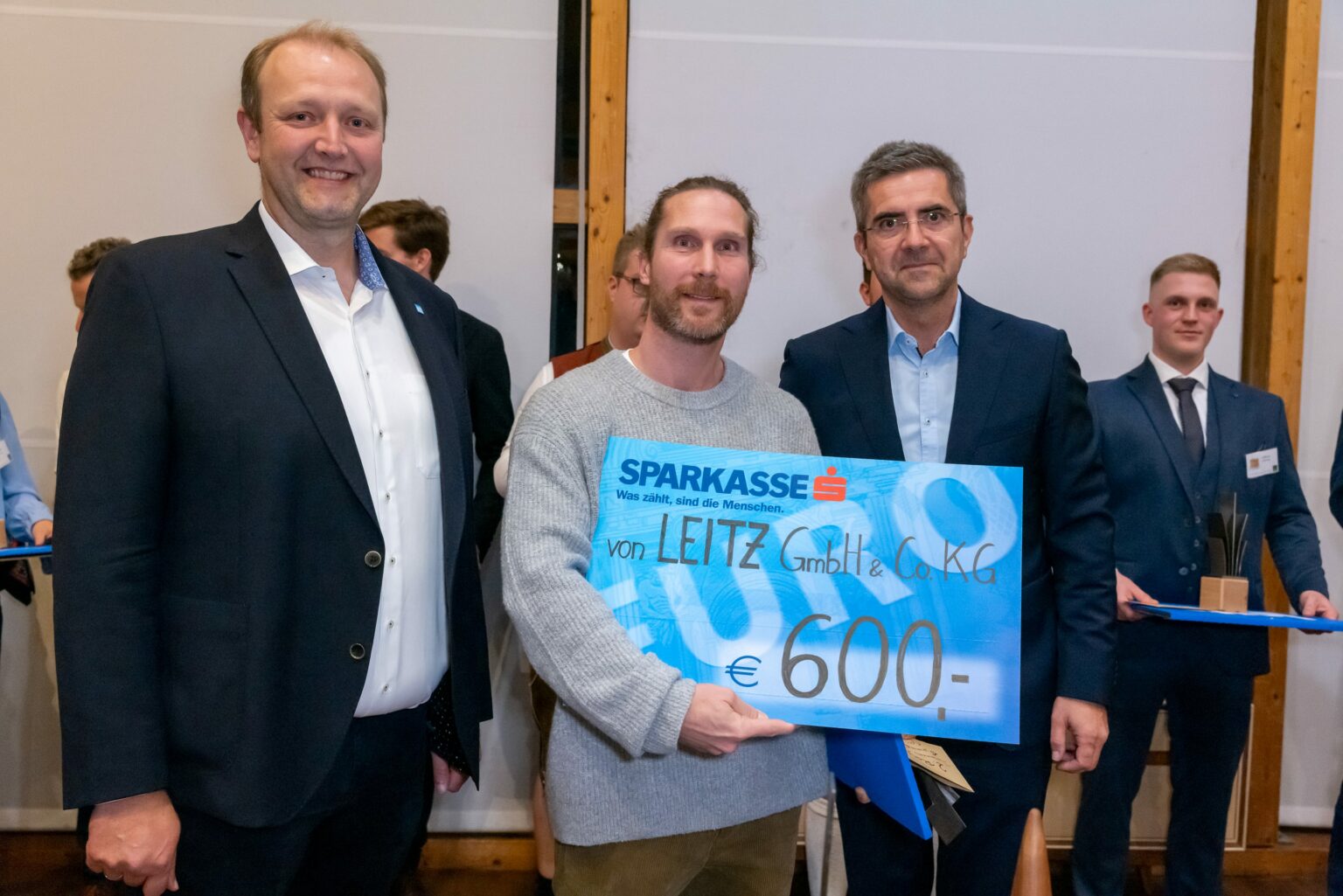 2 Rang Platzierter Nico Seider erhält seinen Gewinn von li Engelbert Tiefenthaler und re Christian Zahn Foto Rudi Aigner