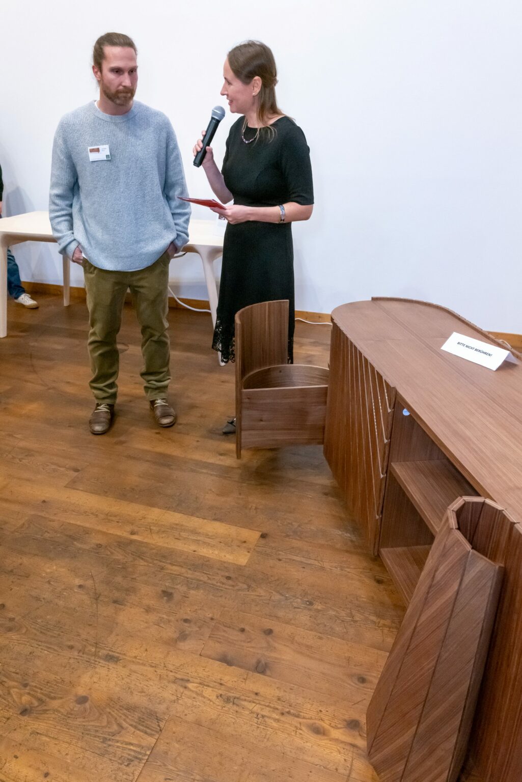 2 Rang Platzierter Nico Seider erklärt sein schälendes Sideboard Foto Rudi Aigner