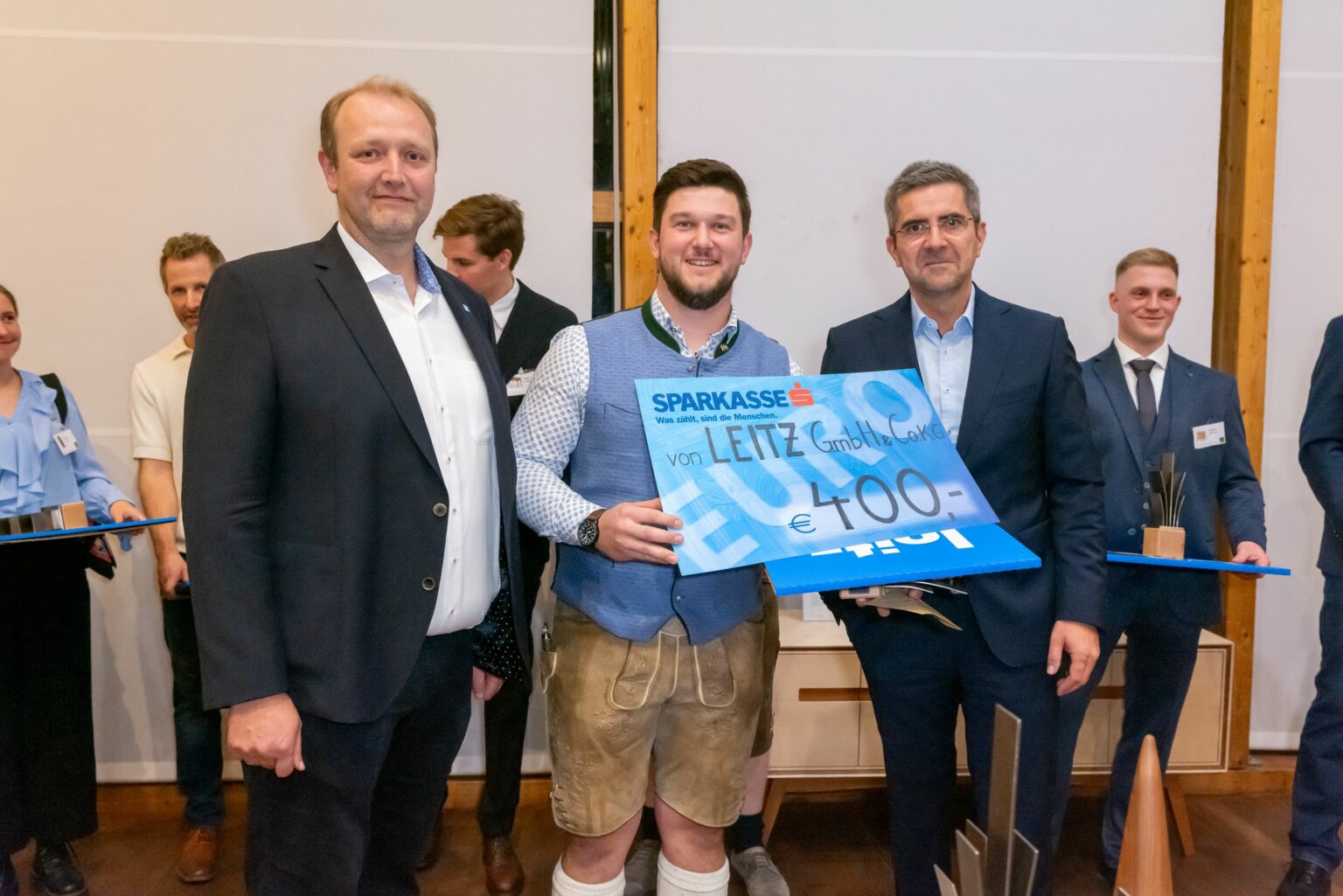 3 Rang Platzierter Robert Hofer erhält seinen Gewinn von li Engelbert Tiefenthaler und re Christian Zahn Leitz Foto Rudi Aigner