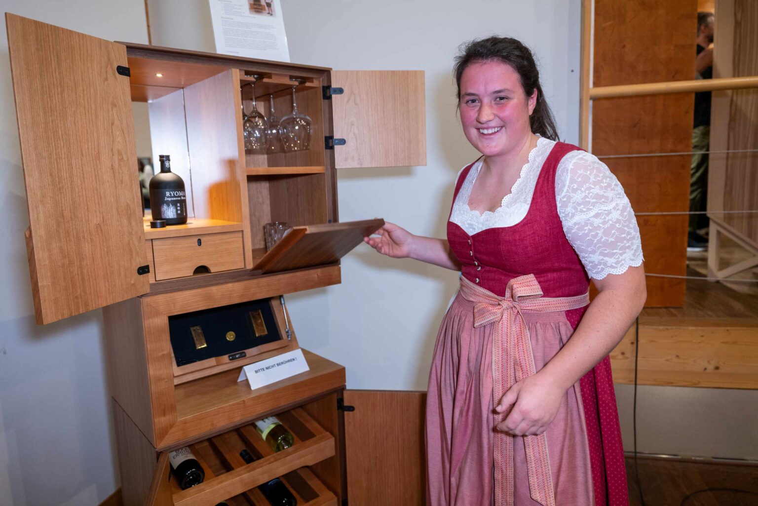 Anna Macheiner zeigt ihren Barturm vor Foto Rudi Aigner