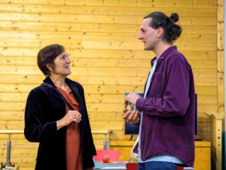 Künstlerin Brigitte Hofherr mit interessiertem Vernissagengast. Foto Helmut J.B. Laufenböck Künstlerin Brigitte Hofherr mit interessiertem Vernissagengast. Foto Helmut J.B. Laufenböck