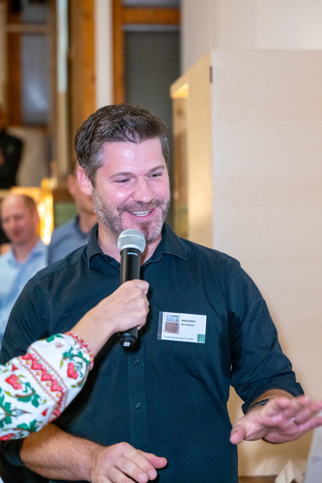 Bernard Ande&szlig;ner erkl&auml;rt mit sichtlicher Freude sein Meisterm&ouml;bel Marble Foto Rudi Aigner