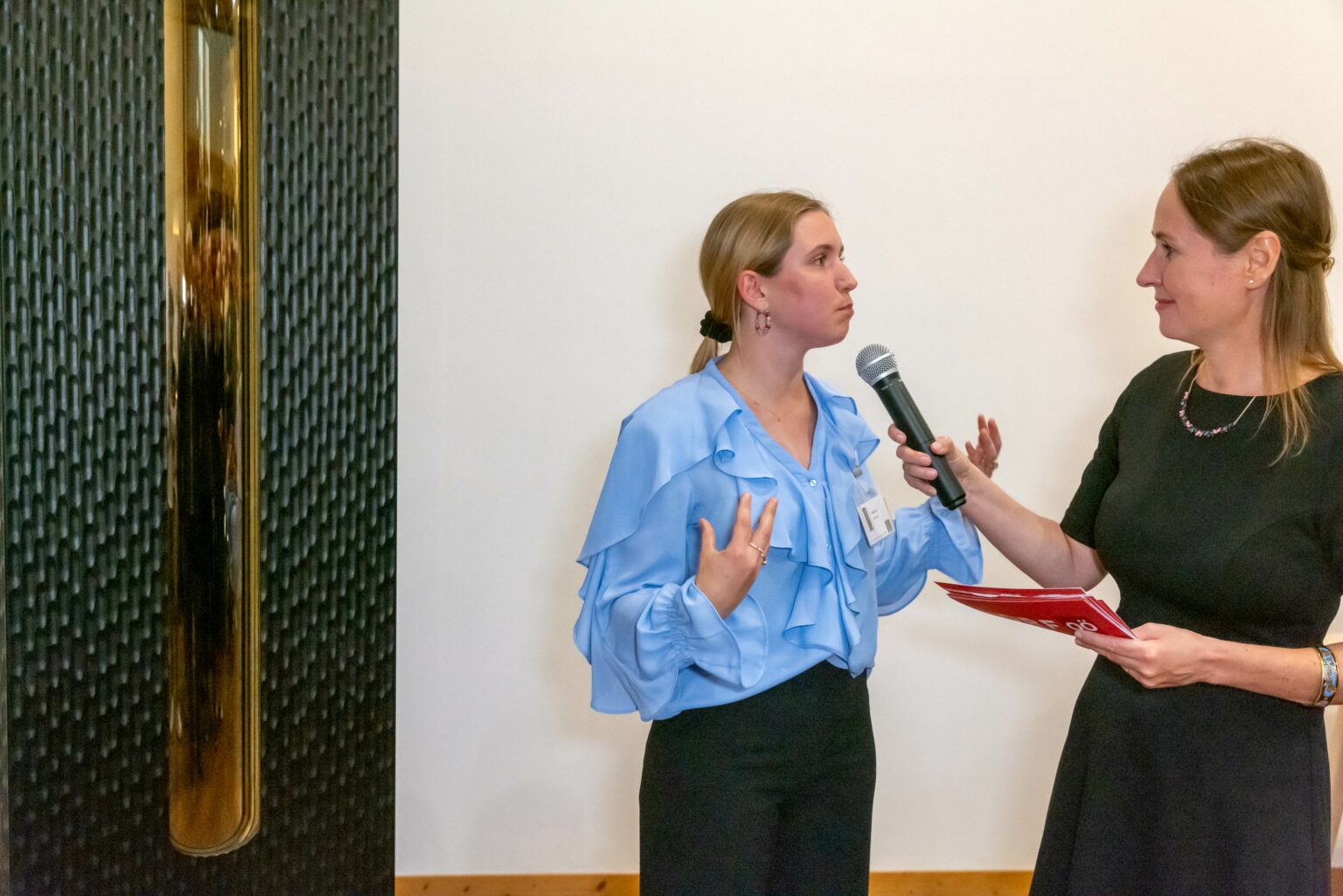 Bianca Nabholz stellt ihre Vitrine Meilenstein vor Foto Rudi Aigner