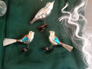 Christbaumschmuck aus Glas Schwanzfedern und Engelslocken aus hauchf&uuml;nnen Glasfasern Foto Cornelia Schlosser