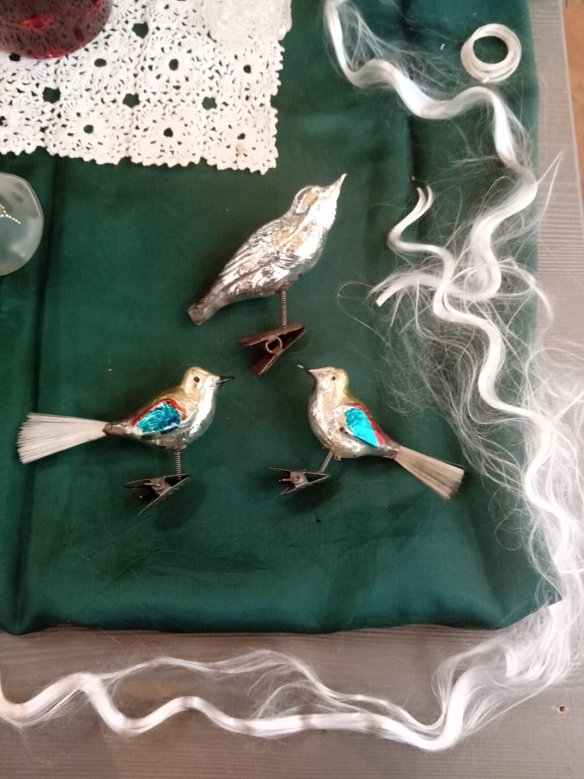 Christbaumschmuck aus Glas Schwanzfedern und Engelslocken aus hauchfünnen Glasfasern Foto Cornelia Schlosser Christbaumschmuck aus Glas Schwanzfedern und Engelslocken aus hauchfünnen Glasfasern Foto Cornelia Schlosser