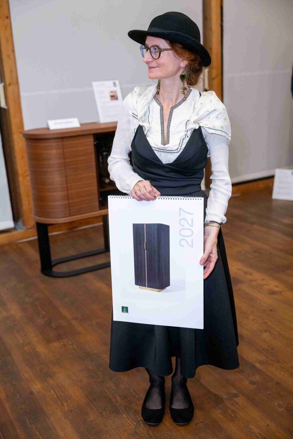 Corenlia Schlosser pr&auml;sentiert den TischlermeistergalerieKalender 2027 Foto Rudi Aigner