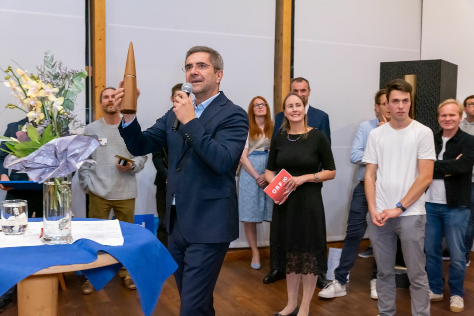 DI Christian Zahn präsentiert den Publikumspreis ein Drechselobjekt von Friedrich Andexlinger
