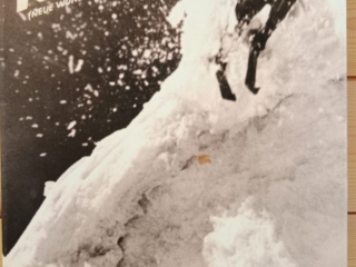 Detailsfoto mit Titel aus dem Film Der weiße Rausch Leihgabe Museum St Anton am Arlberg Detailsfoto mit Titel aus dem Film Der weiße Rausch Leihgabe Museum St Anton am Arlberg