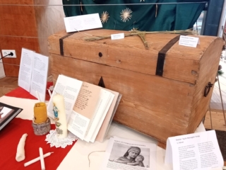 Dienstbotentruhe mit Kerzen und Brigidskreuz Foto Cornelia Schlosser