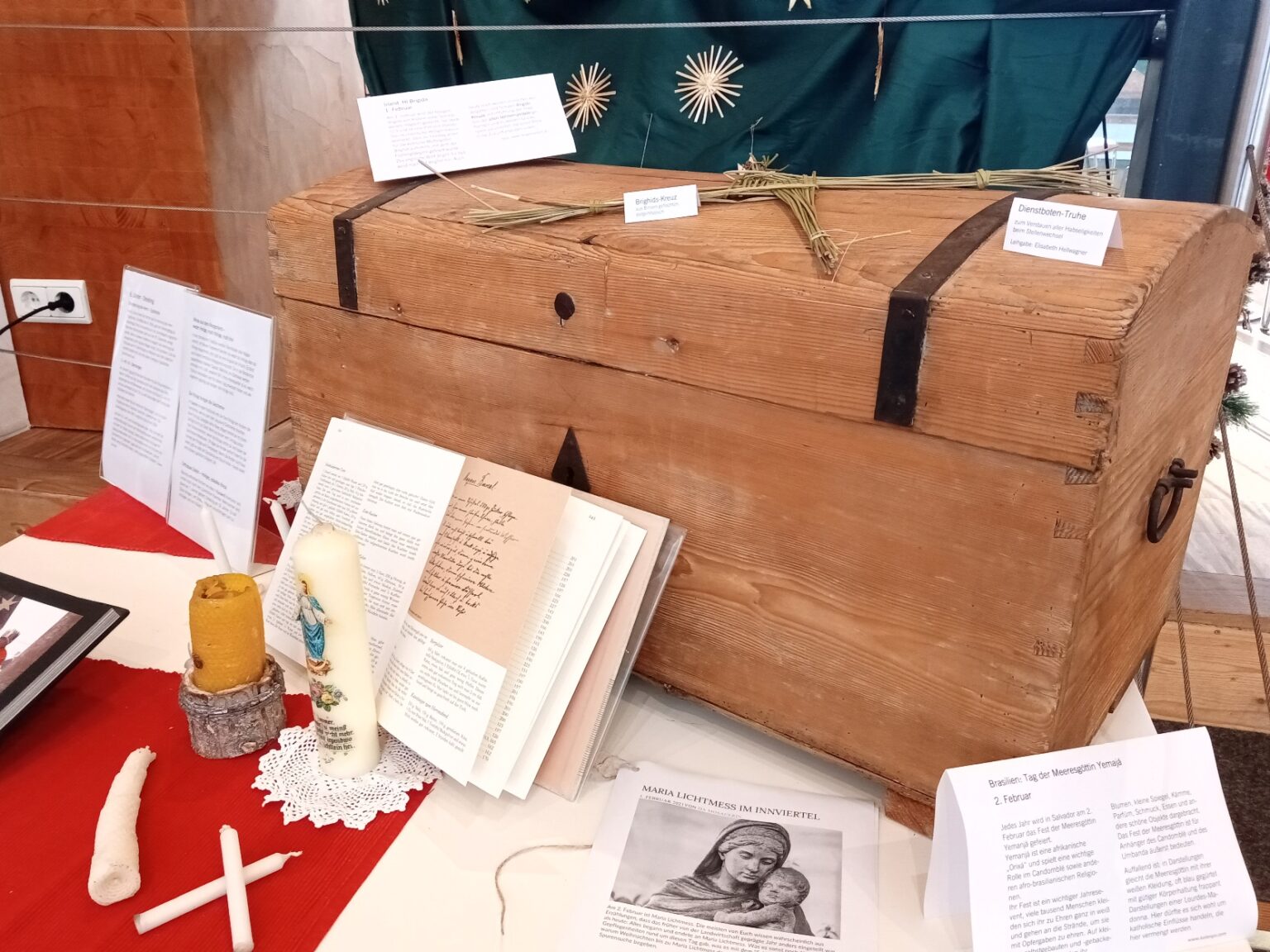 Dienstbotentruhe mit Kerzen und Brigidskreuz Foto Cornelia Schlosser Dienstbotentruhe mit Kerzen und Brigidskreuz Foto Cornelia Schlosser