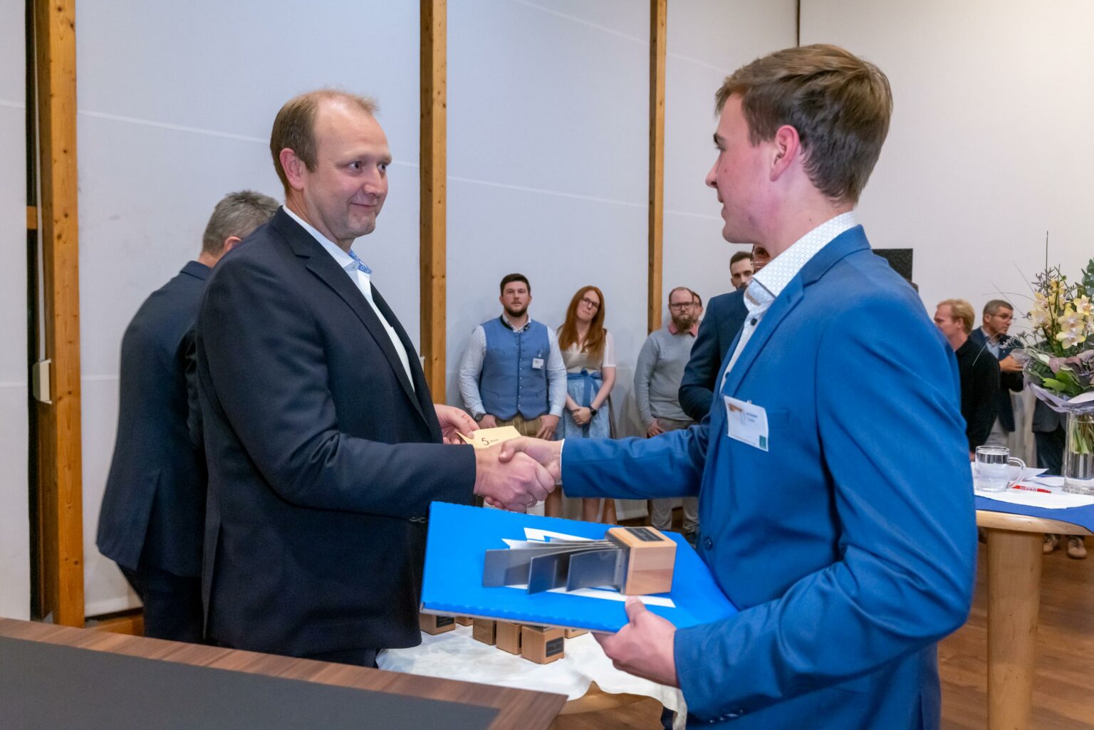 Engelbert Tiefenthaler Fa Leitz überreicht Simon Hermann seinen Gewinn