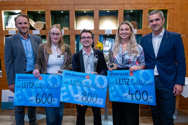 GewinnerInnen 2023 mit dem technischen und kaufmännischen Geschäftsführern der Firma Leitz Riedau. Foto Rudi Aigner
