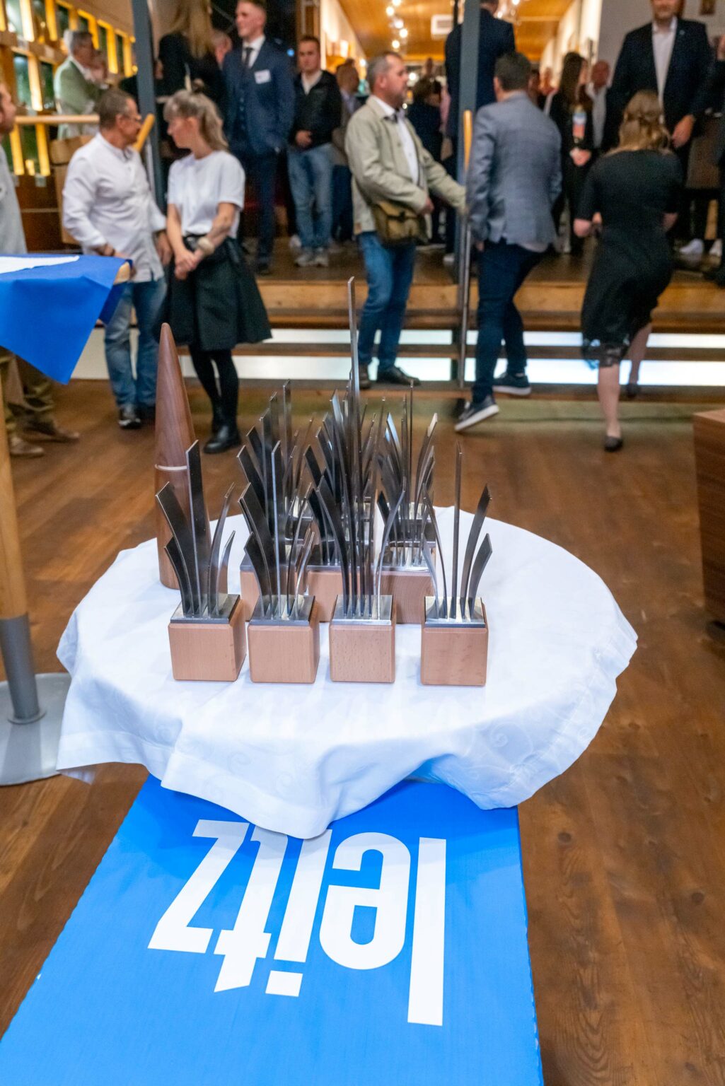 Jeder ist GewinnerIn Awards und Sägeblätter stehen bereit