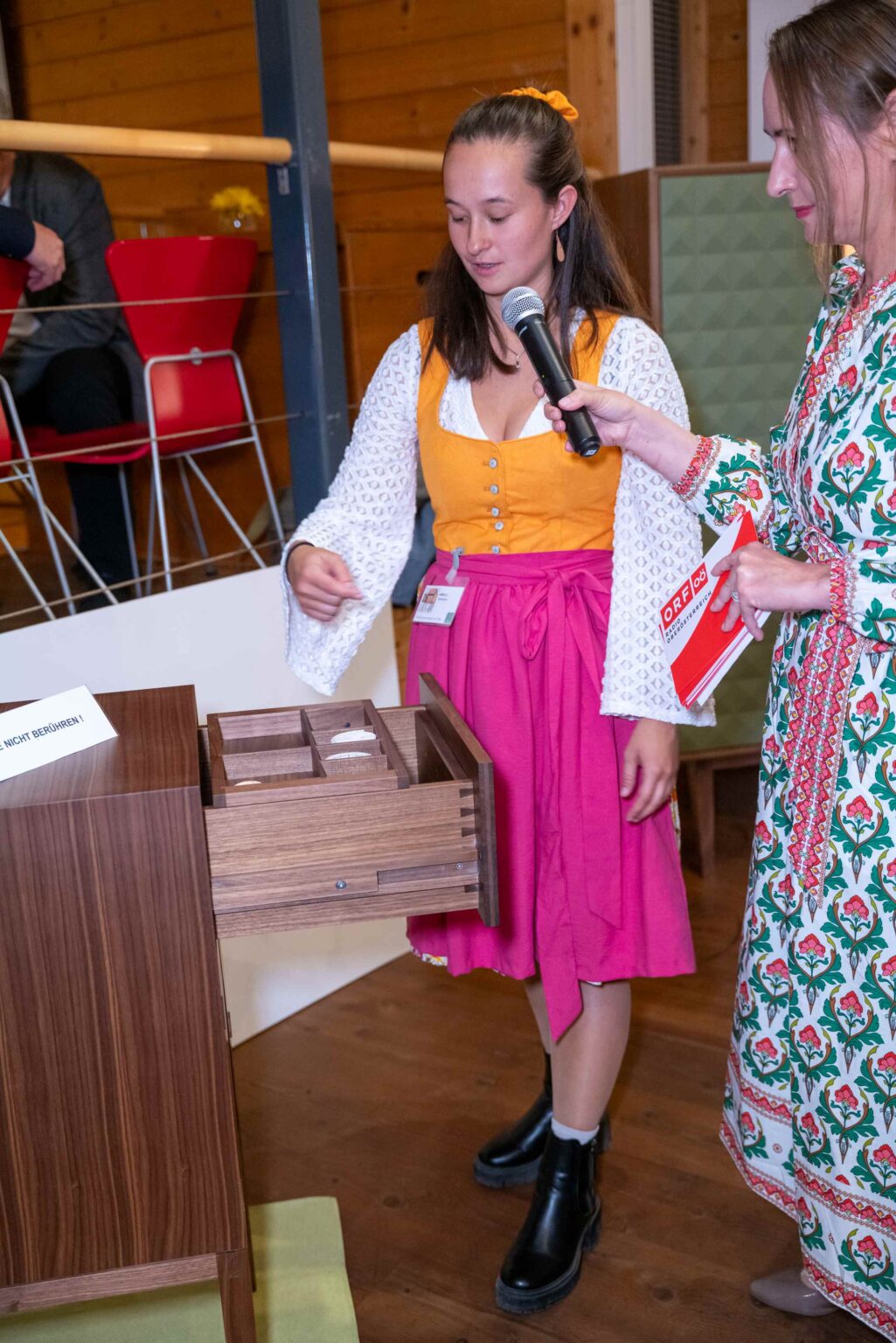 Johanna Arnold erkl&auml;rt ihr N&auml;hkasten die feine Naht Foto Rudi Aigner