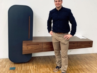 Josef Buchauer mit seiner modernen Wohnwand Josef Buchauer mit seiner modernen Wohnwand