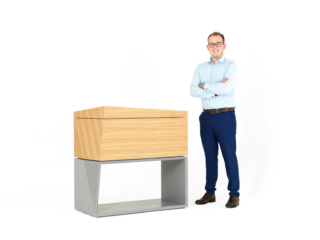 Julian Fink_mit Herrentruhe Julian Fink_mit Herrentruhe