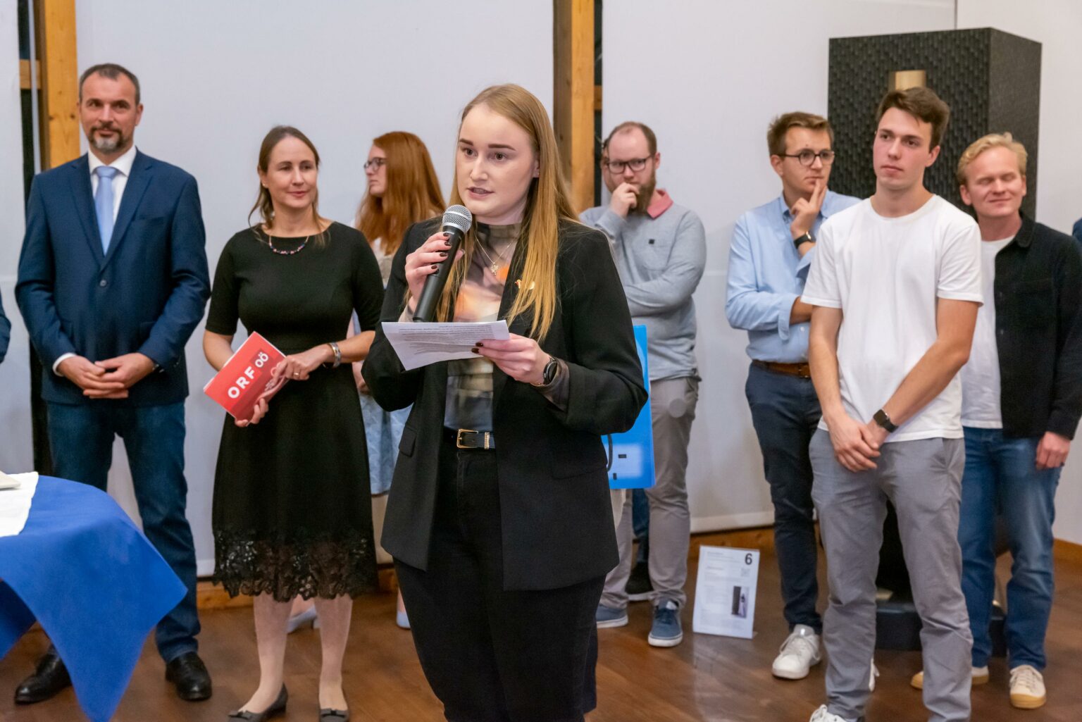 Jurymitglied MstIn Lisa Aschl bei der Begründung der Jury