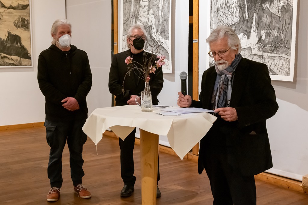 Links Künstler Hans Polterauer Mitte Gerhard Wöß rechts Alfons Schwarmann beim Verlesen der Laudation. Bildautor Rudi Aigner