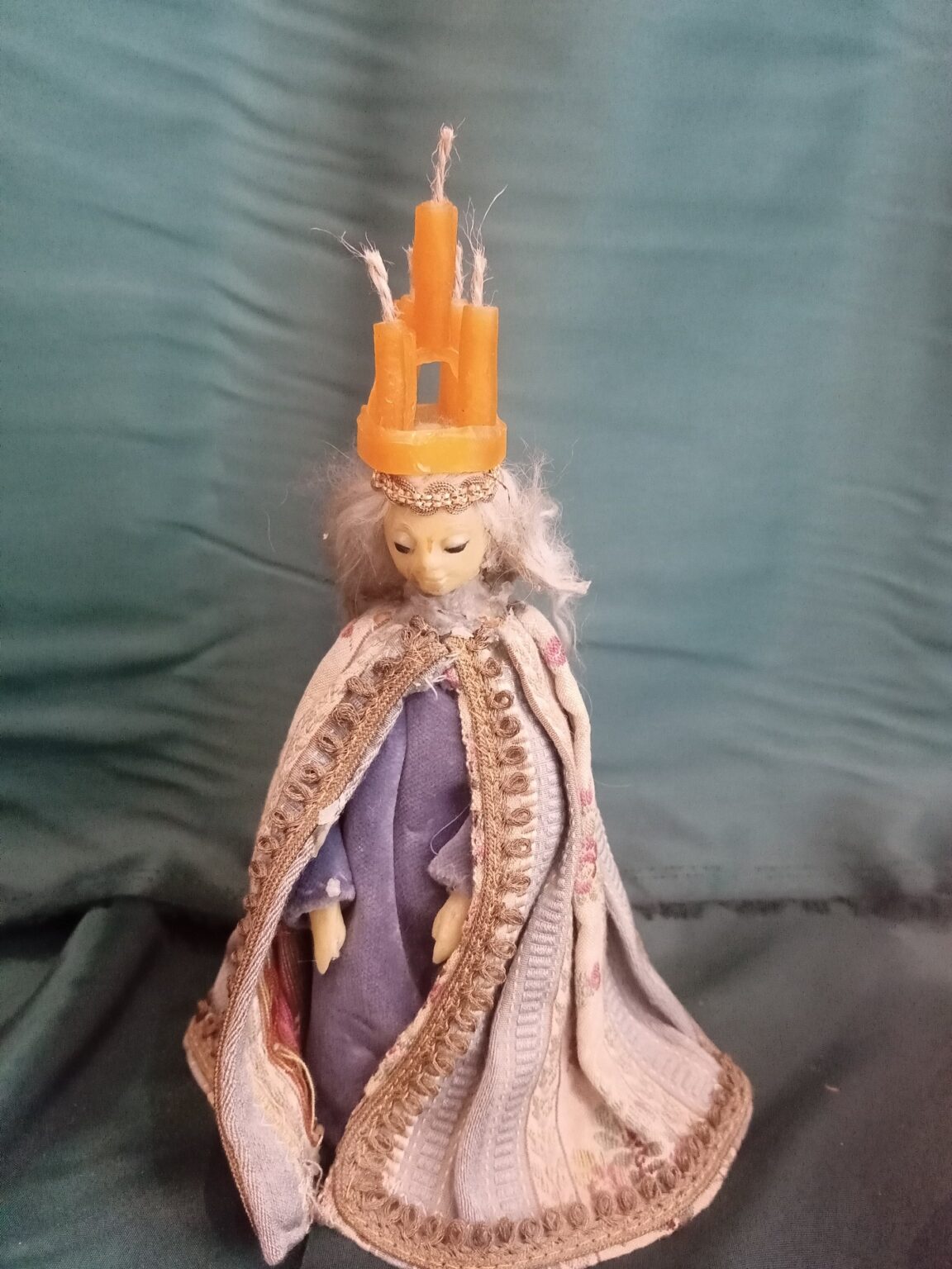 Lucia mit der Kerzenkrone Foto Cornelia Schlosser Lucia mit der Kerzenkrone Foto Cornelia Schlosser