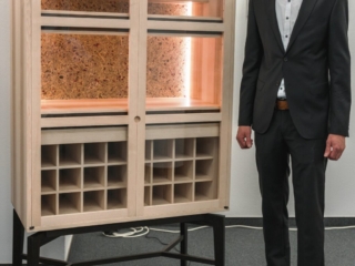 Lukas Dür mit seinem Weinschrank Cuvèe