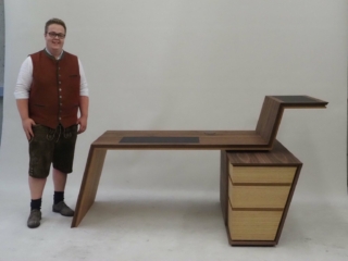 Lukas Weilhartner mit seinem Schreibtisch dem Stand Up Desk Foto Helmut Pammer Lukas Weilhartner mit seinem Schreibtisch dem Stand Up Desk Foto Helmut Pammer