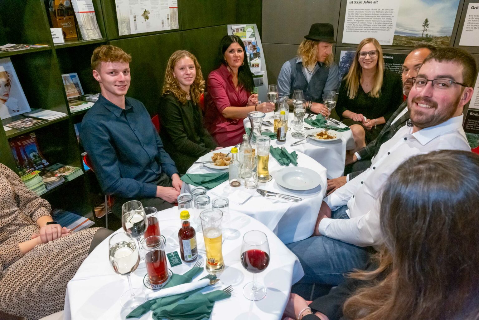 Mehrgängiges Festessen im Untergeschoss des Museums