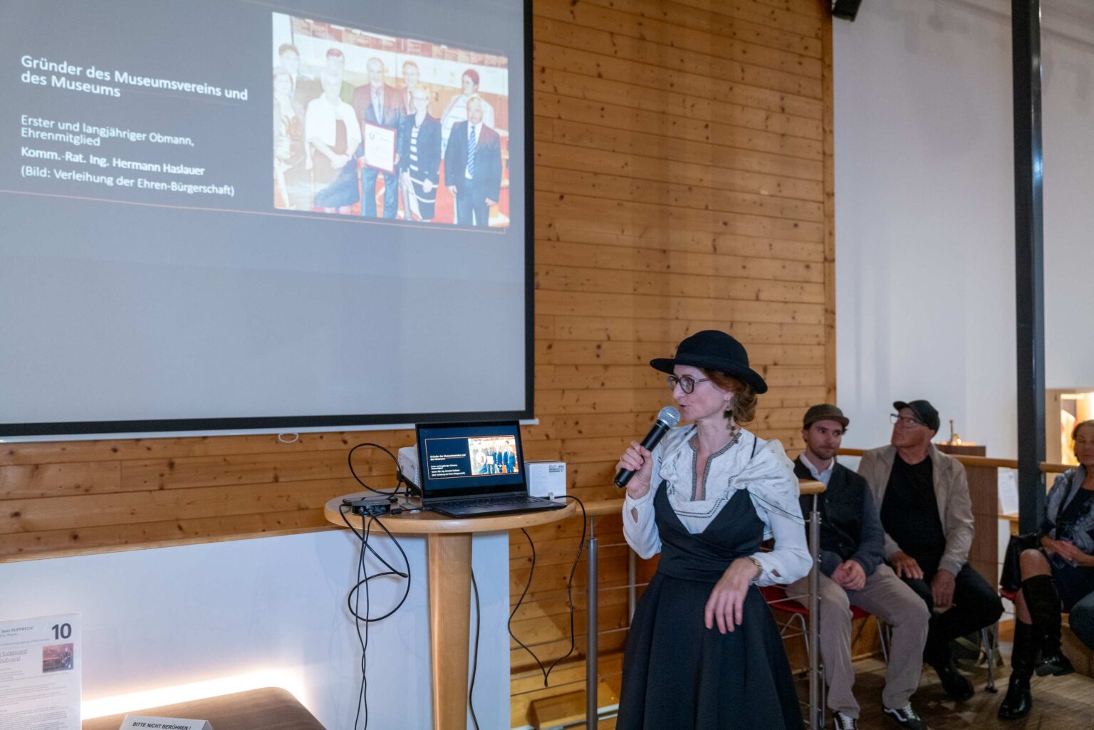 Museumsleiterin Cornelia Schlosser blickte auf 25 Jahre Museumsgeschichte zur&uuml;ck 2027 Foto Rudi Aigner