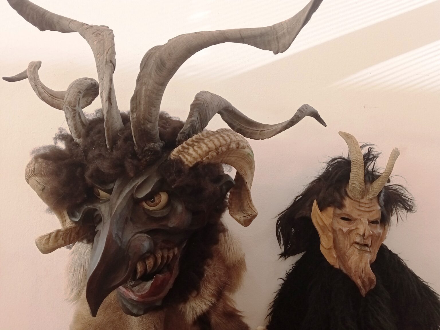 Percht (Simflinzinger) und Krampus vl Foto Cornelia Schlosser Percht (Simflinzinger) und Krampus vl Foto Cornelia Schlosser