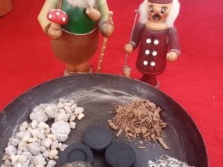 R&auml;uchern mit Weihrauch und heimischen Harzen samt R&auml;ucherm&auml;nnchen aus dem Erzgebirge Foto Cornelia Schlosser