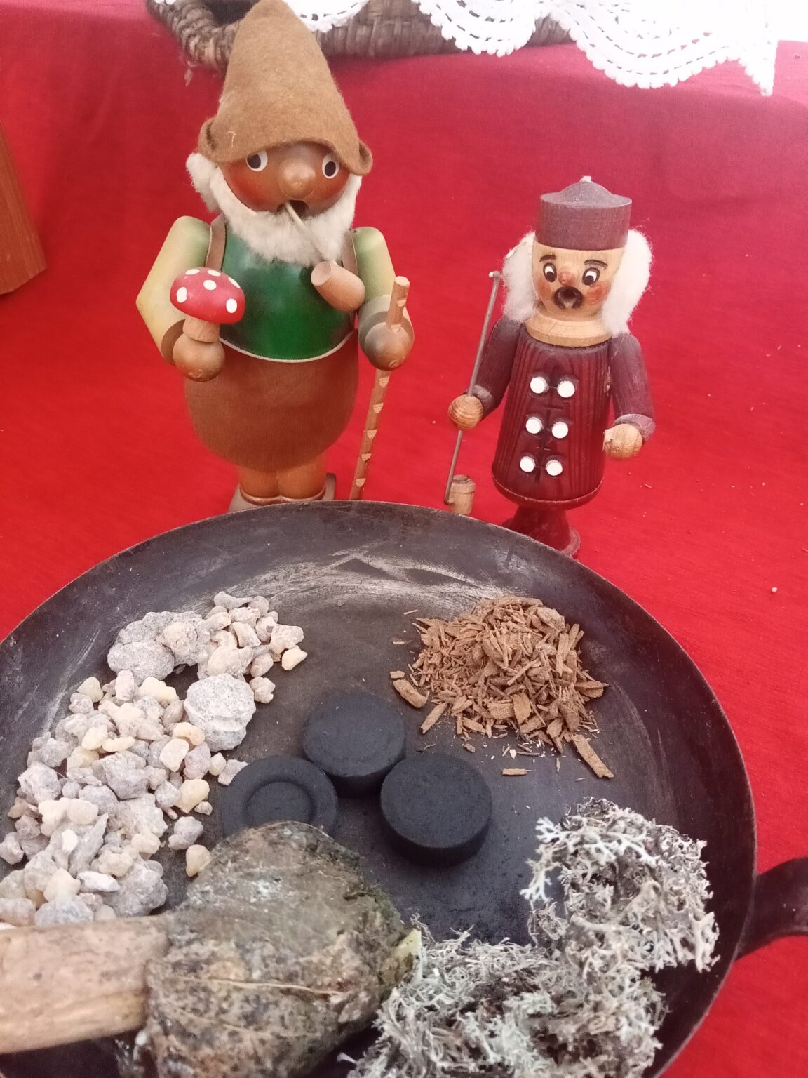 Räuchern mit Weihrauch und heimischen Harzen samt Räuchermännchen aus dem Erzgebirge Foto Cornelia Schlosser Räuchern mit Weihrauch und heimischen Harzen samt Räuchermännchen aus dem Erzgebirge Foto Cornelia Schlosser