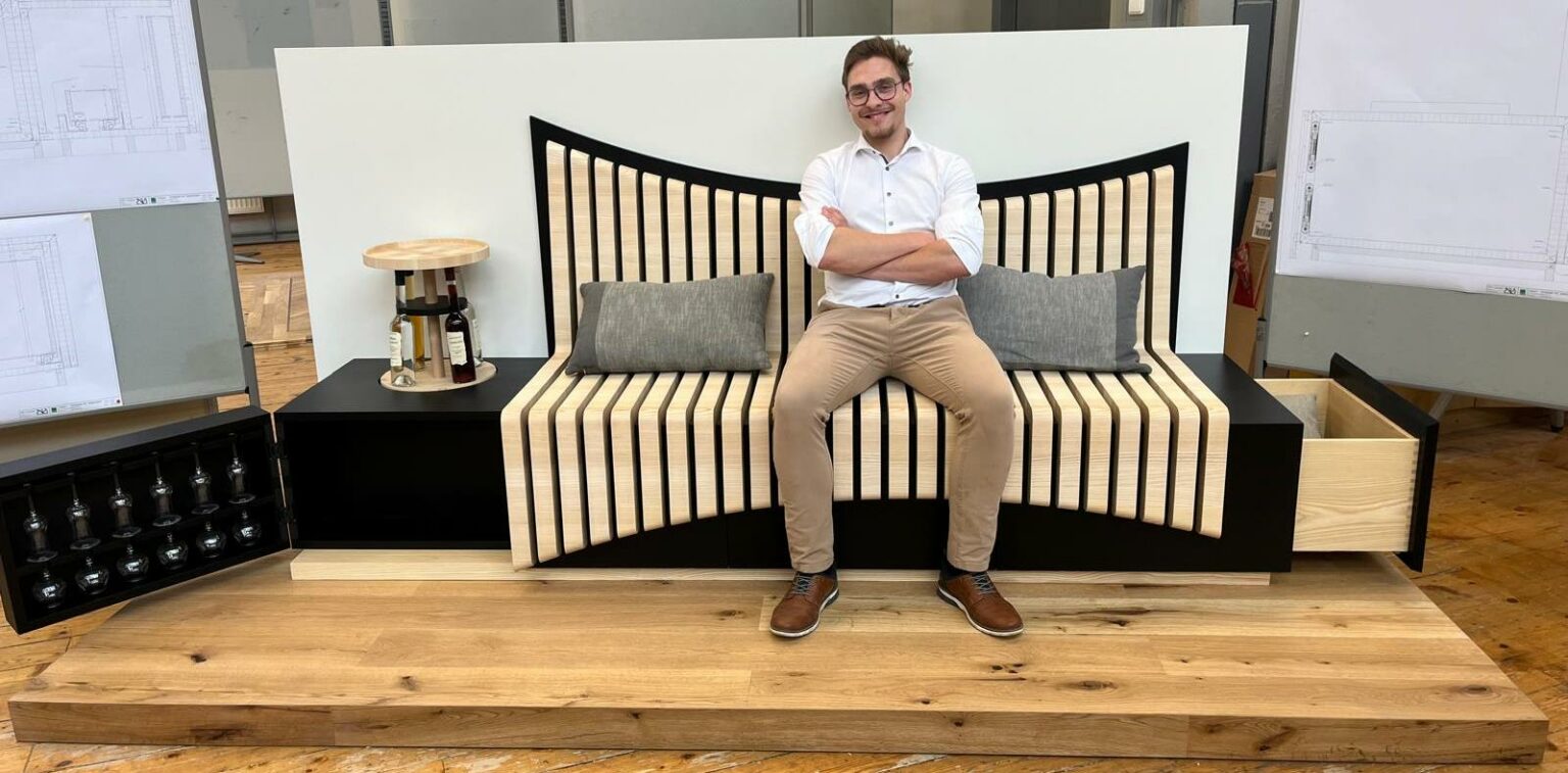Sebastian Hahn mit seiner Sitzbank mit Minibar