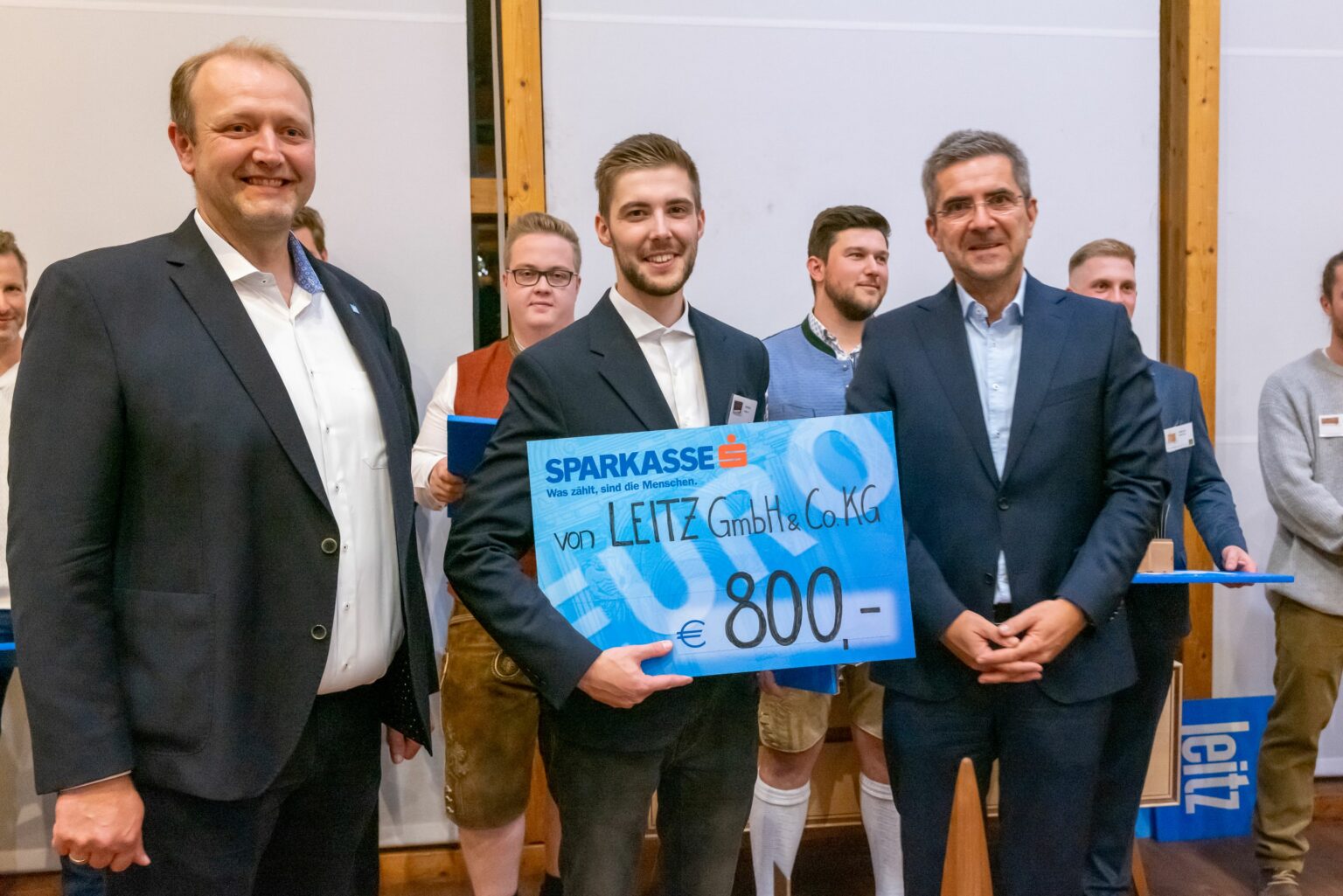 Sieger Robert Vrhovac erhält seinen Gewinn von li Engelbert Tiefenthaler und re Christian Zahn Foto Rudi Aigner