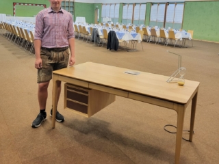 Simon Herrmann mit seinem Meisterstück Schreibtisch Simon Herrmann mit seinem Meisterstück Schreibtisch