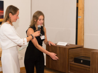 Zweitplatzierte Florentina Mandorfer präsentiert Dr. Ohms vom ORF ihre Schmuckkommode