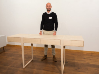 Jakob Emunts mit seinem Sideboard, das mit dem 3. Rang ausgezeichnet wurde.