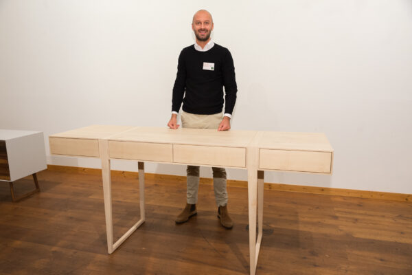 Jakob Emunts mit seinem Sideboard, das mit dem 3. Rang ausgezeichnet wurde.