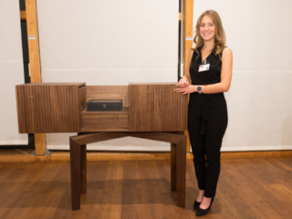 Florentina Mandorfer mit ihrem zweitplatziertem Meistermöbel, einer Schmuckkommode.