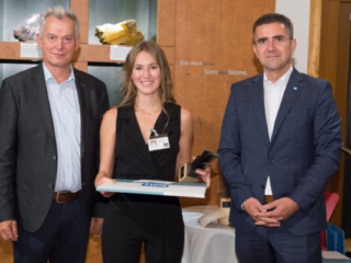 Links: Bundesinnungsmeister KR Gerhard Spitzbart, Mitte: Florentina Mandorfer mit ihrer Trophäe zum 2. Rang, rechts DI Christian Zahn, Geschäftsführer der Fa. Leitz Riedau