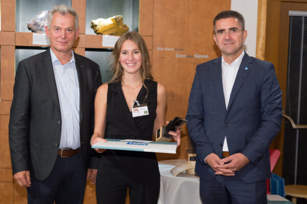 Links: Bundesinnungsmeister KR Gerhard Spitzbart, Mitte: Florentina Mandorfer mit ihrer Trophäe zum 2. Rang, rechts DI Christian Zahn, Geschäftsführer der Fa. Leitz Riedau