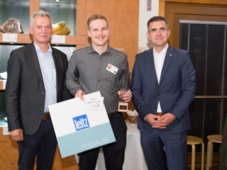 LignoramAward-Preisträger Jakob Schwarzmann zwichen Bundes-Innungsmeister KR Gerhard Spitzbart (li) und DI Christian Zahn, GF Leitz Riedau