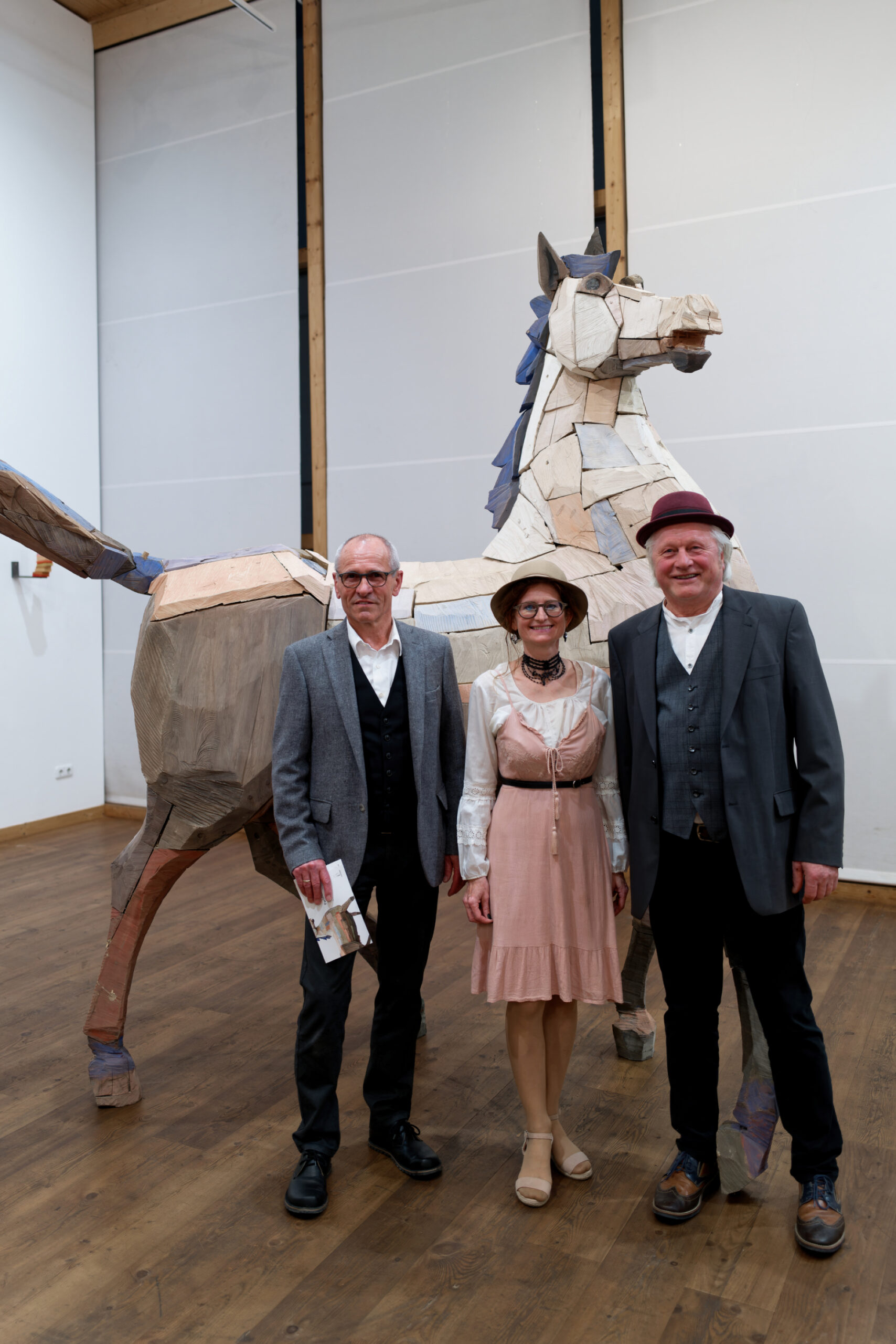 Eröffnungsredner Martin Ortmeier, Museumsleiterin Cornelia Schlosser und Künstler Michael Laus. Foto Franz G. Wimmer