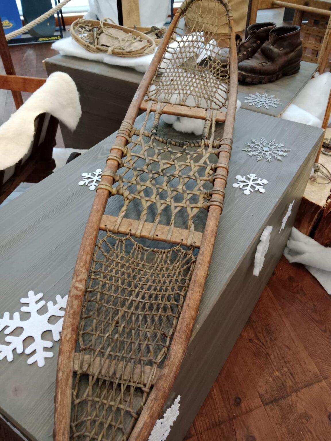 historische Schneeschuhe Leihgabe Museum St Anton Foto Cornelia Schlosser