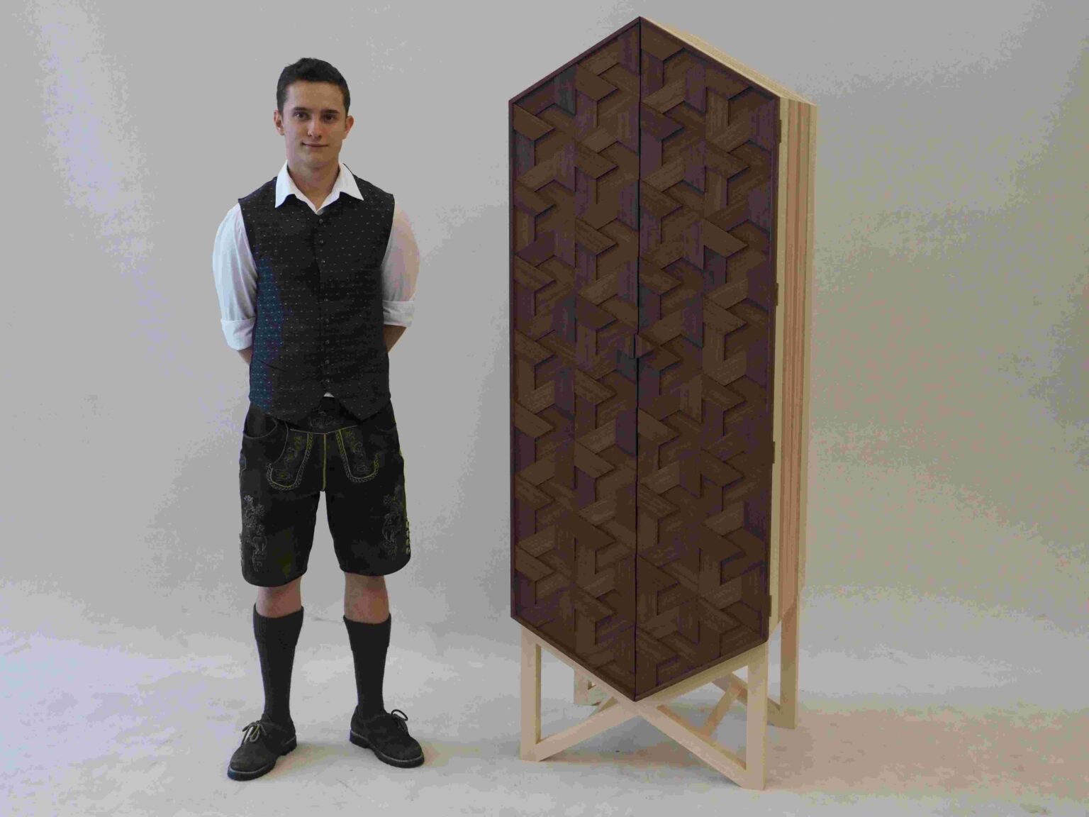Tobias Bachatz mit seinem Barschrank Ups and Downs Tobias Bachatz mit seinem Barschrank Ups and Downs